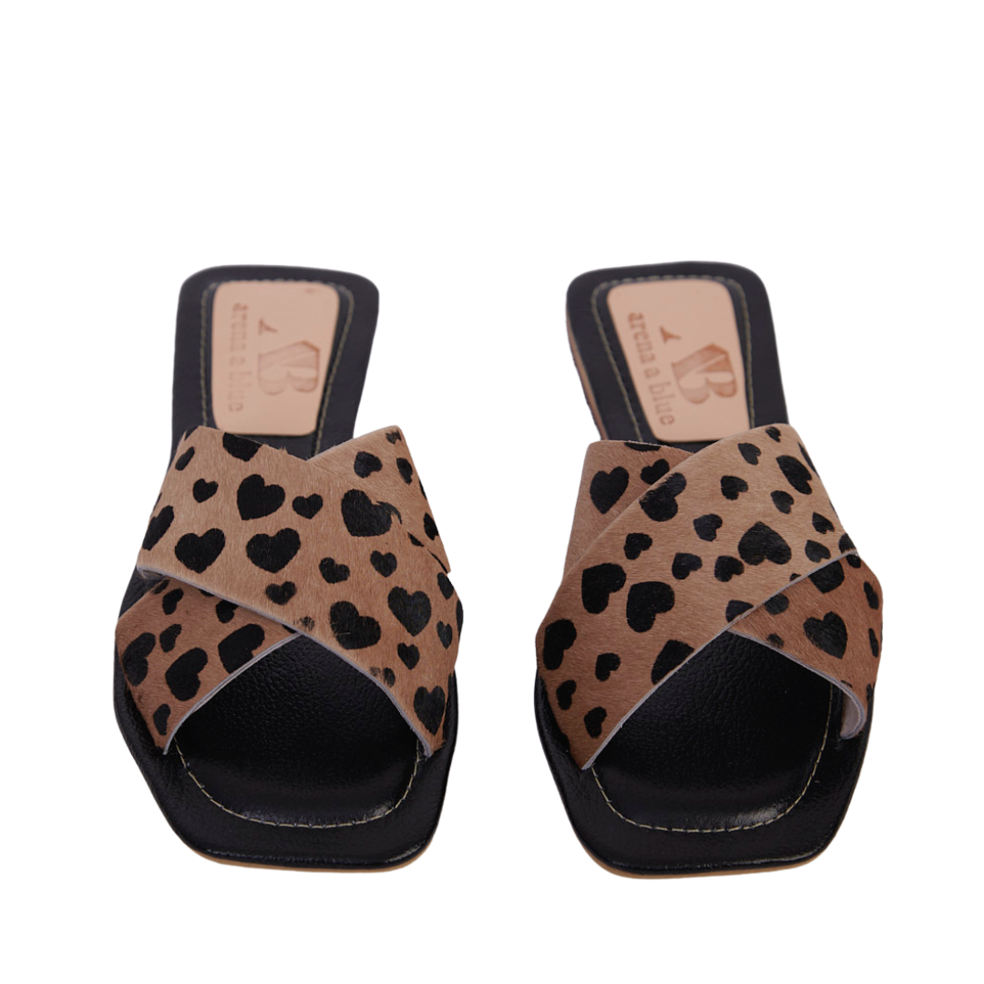 Sandalias Julieta Negro x Corazones fondo miel